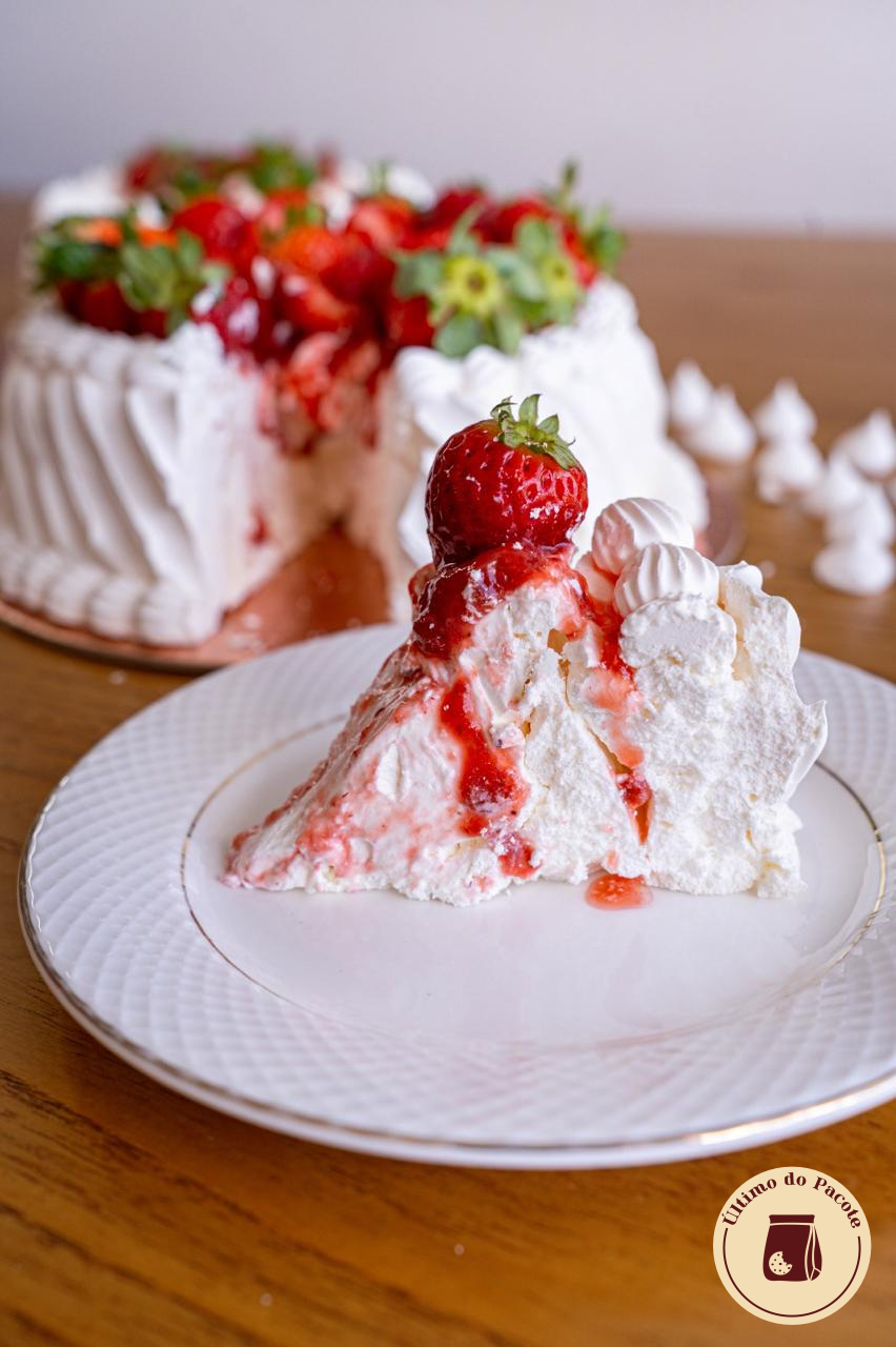 01 Pavlova com Morangos Recheada com Chantilly e Geleia Artesanal de Morangos.png